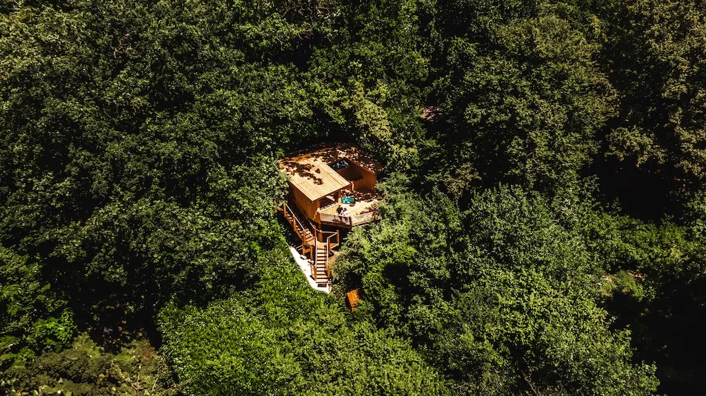 Cabane Spa Bonheur, cabane dans les arbres à Rosoy-en-Multien