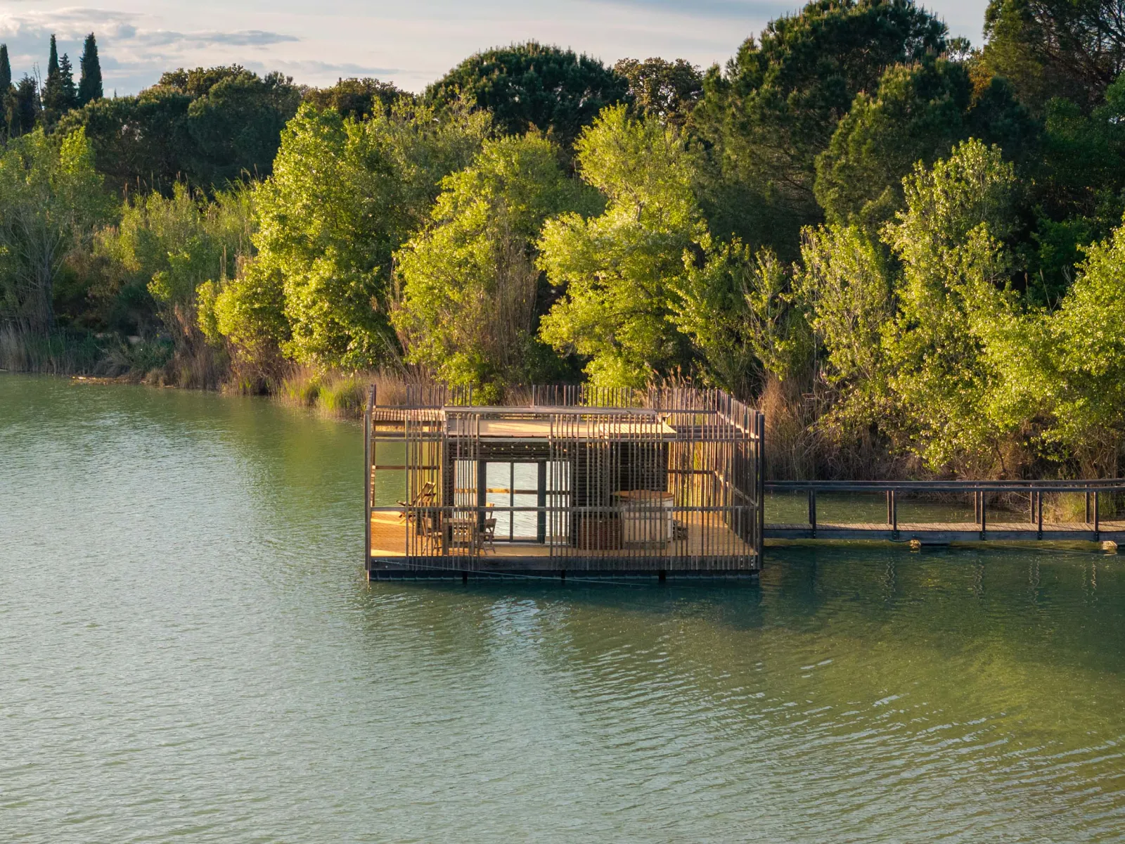 Cabane Spa Bora Bora, cabane sur l'eau à Sorgues