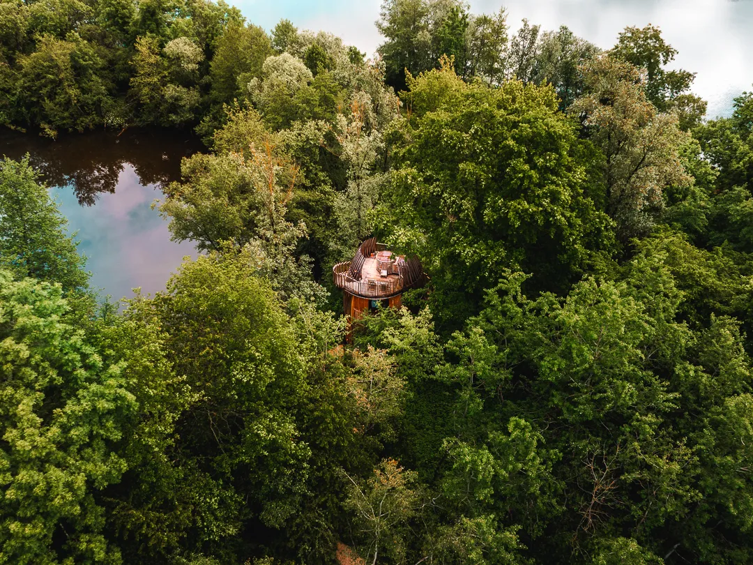 Cabane Spa Brume, cabane sur pilotis à Chassey-lès-Montbozon