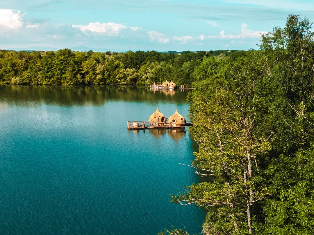 Cabane Spa Caravelle, cabane sur l'eau à Chassey-lès-Montbozon