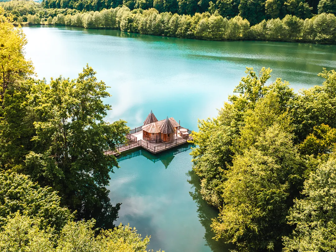 Cabane Spa Château, cabane sur l'eau à Chassey-lès-Montbozon