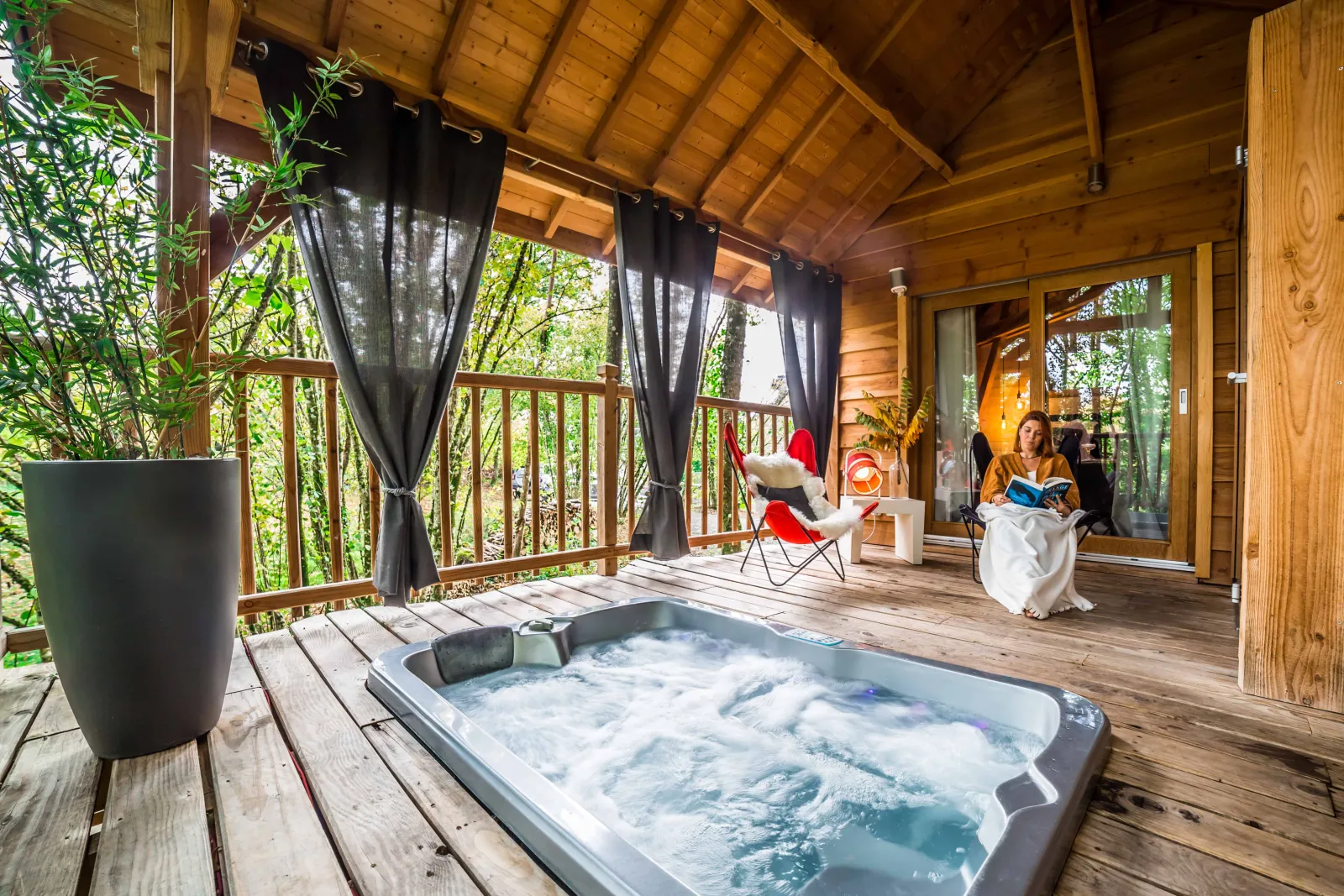 Cabane Spa Cyprès Si Haut, cabane dans les arbres à Saint-Mexant