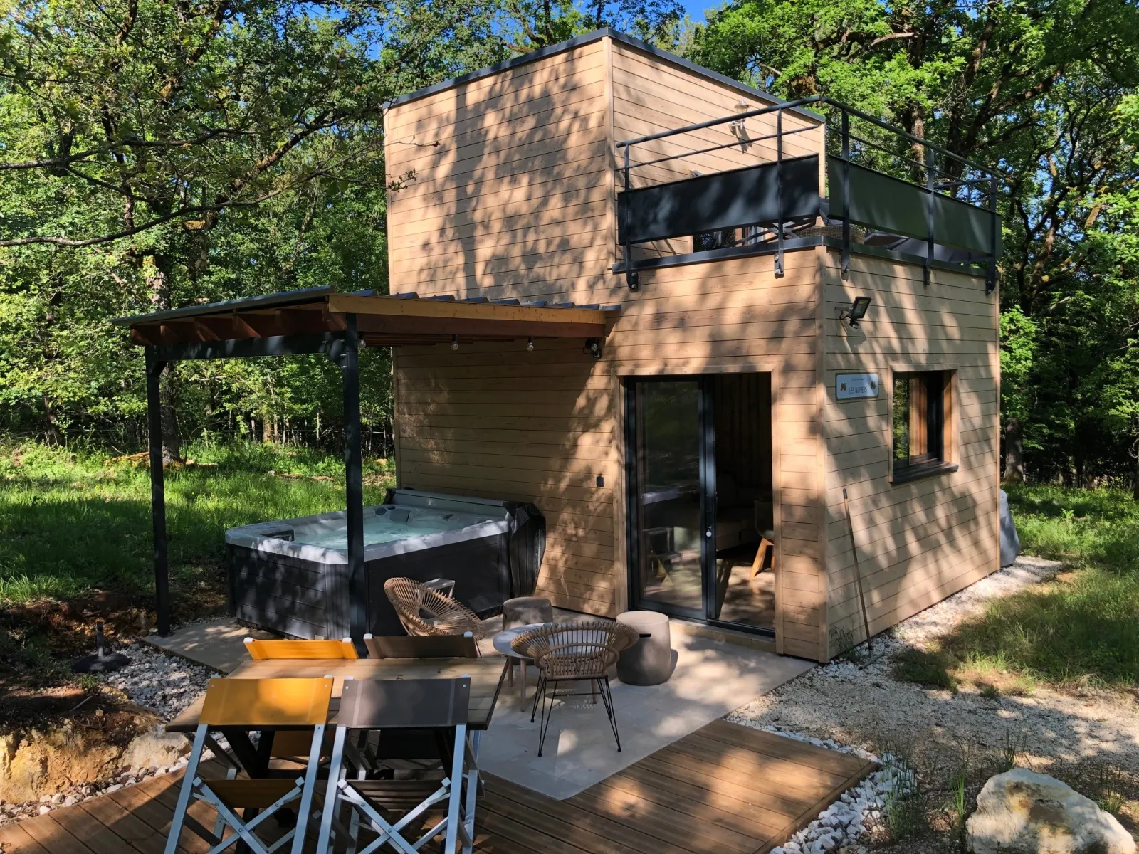 Cabane Spa des Noyers, cabane au sol à Jayac