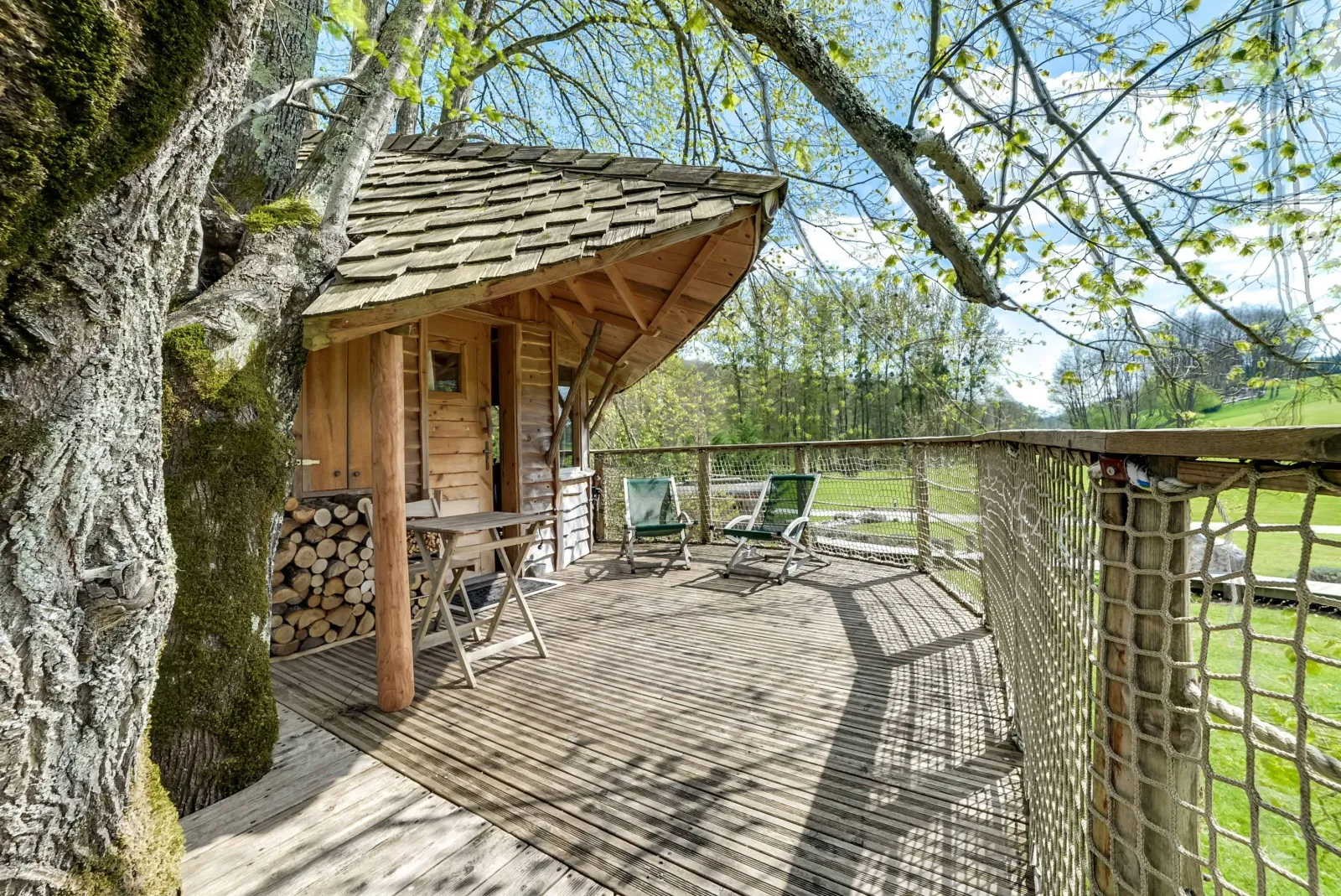 Cabane Spa des Tilleuls, cabane dans les arbres à Corcelle-Mieslot