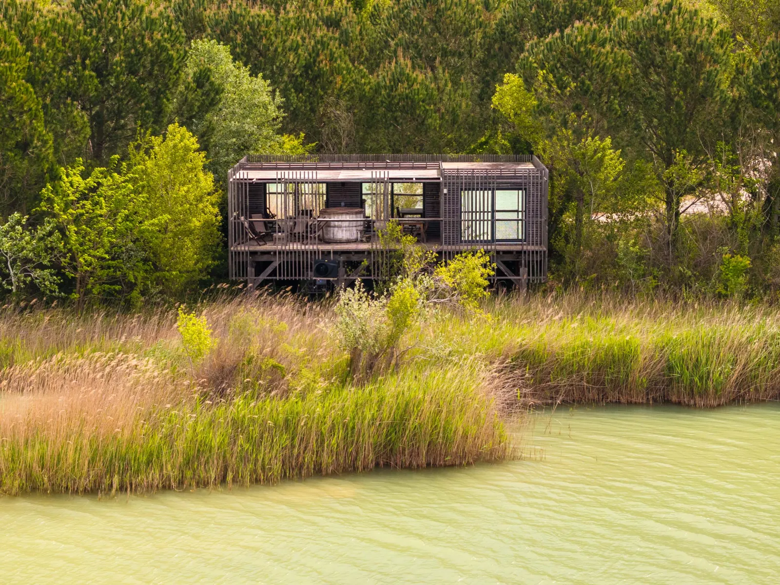 Cabane Spa Innocence, cabane sur pilotis à Sorgues
