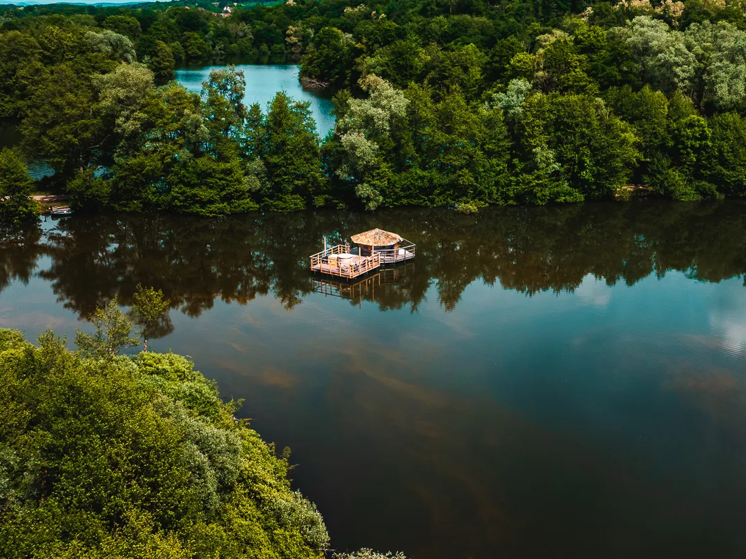 Cabane Spa Lagon, cabane sur l'eau à Chassey-lès-Montbozon