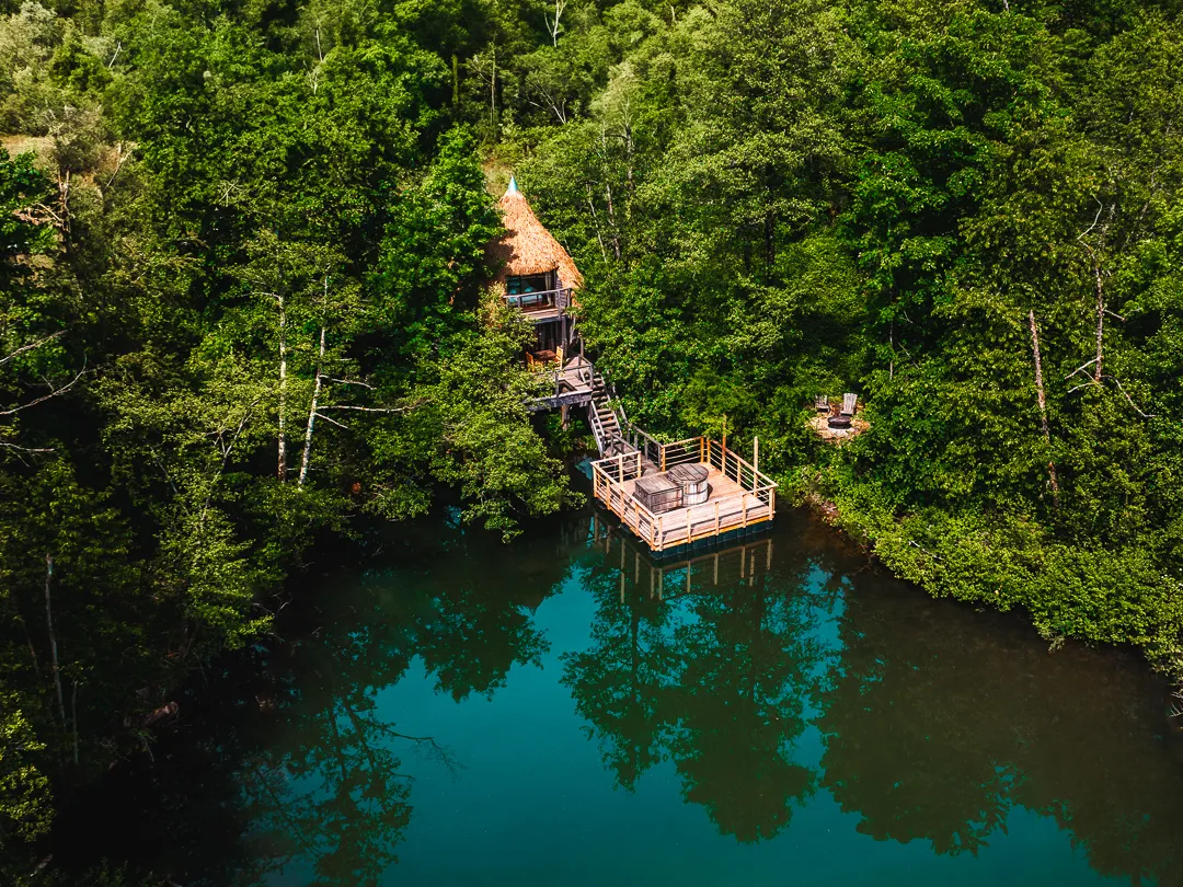 Cabane Spa Merveille, cabane sur pilotis à Chassey-lès-Montbozon