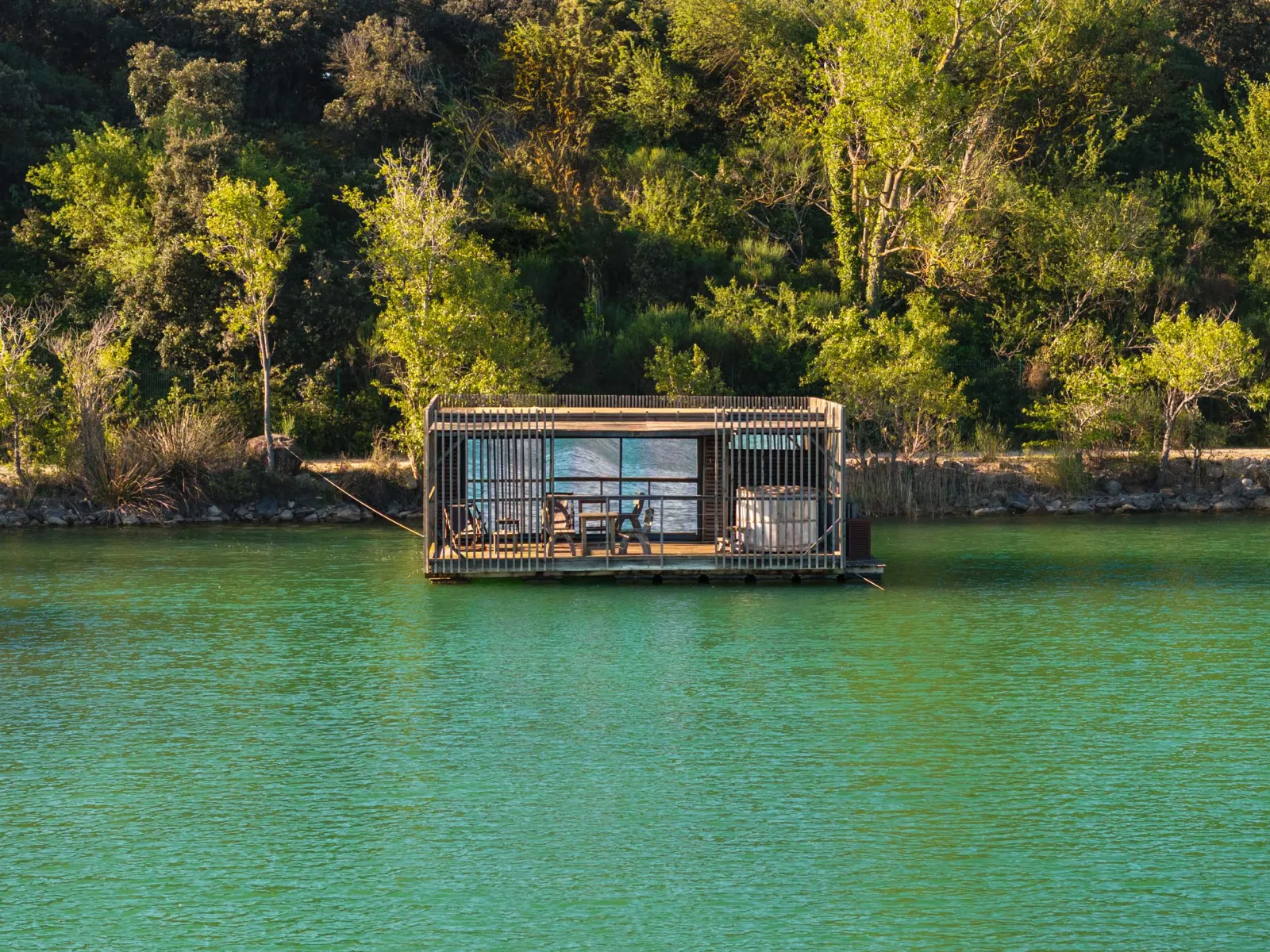 Cabane Spa Paradis, cabane sur l'eau à Sorgues