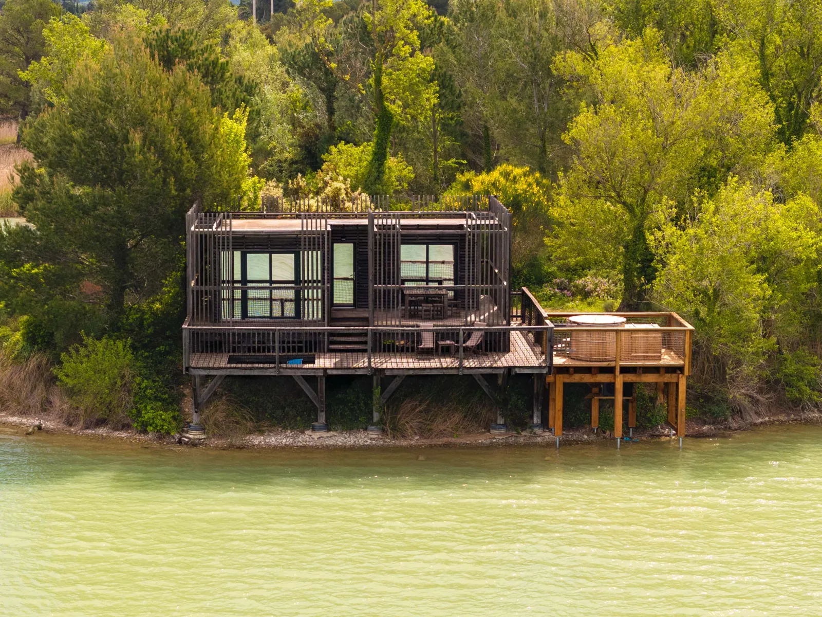 Cabane Spa Provençale, cabane sur pilotis à Sorgues