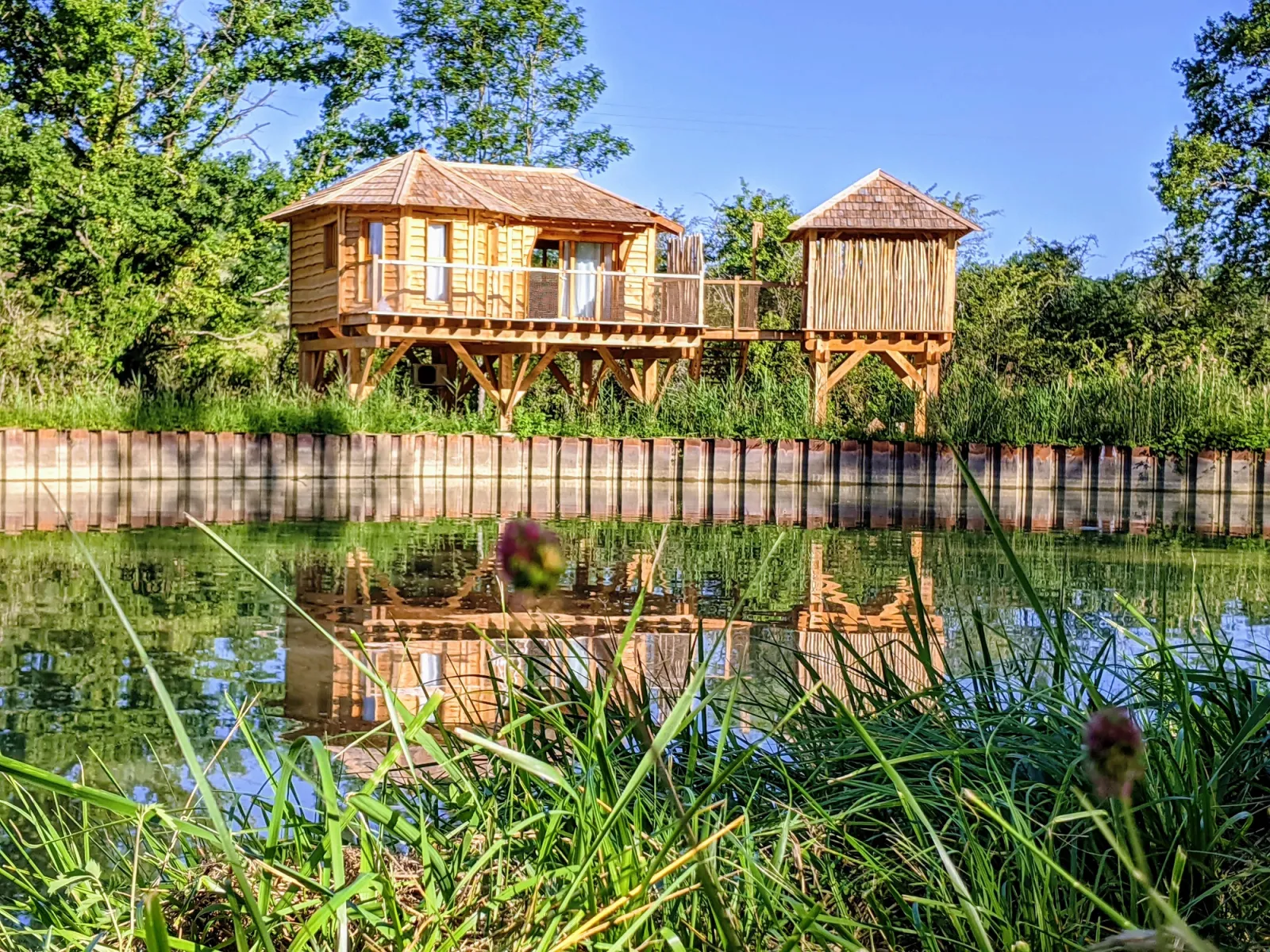 Cabane Spa Rivage, cabane sur pilotis à Chassey
