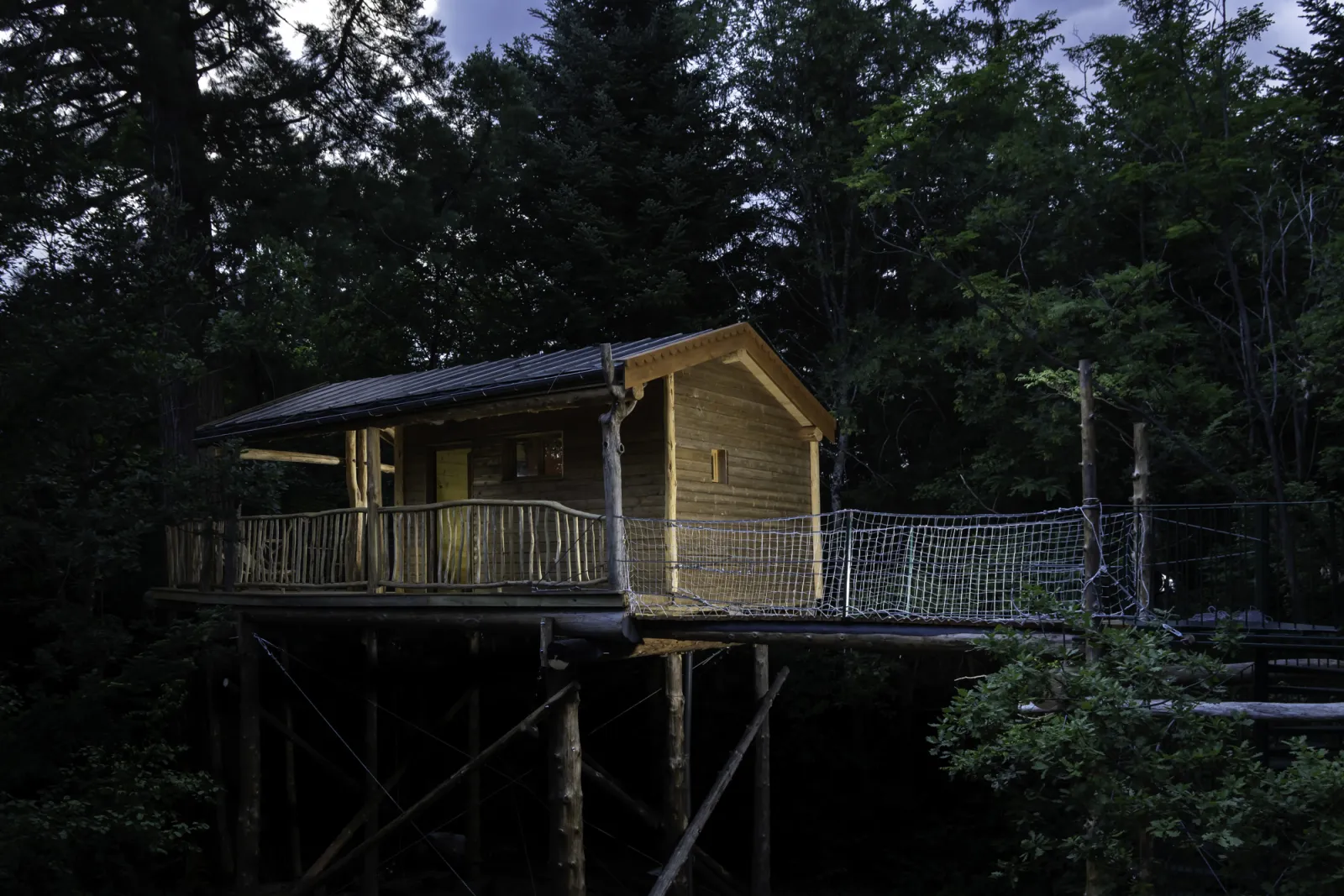 Cabane Spa Séquoia, cabane dans les arbres à Saint-Pierre-d'Argençon