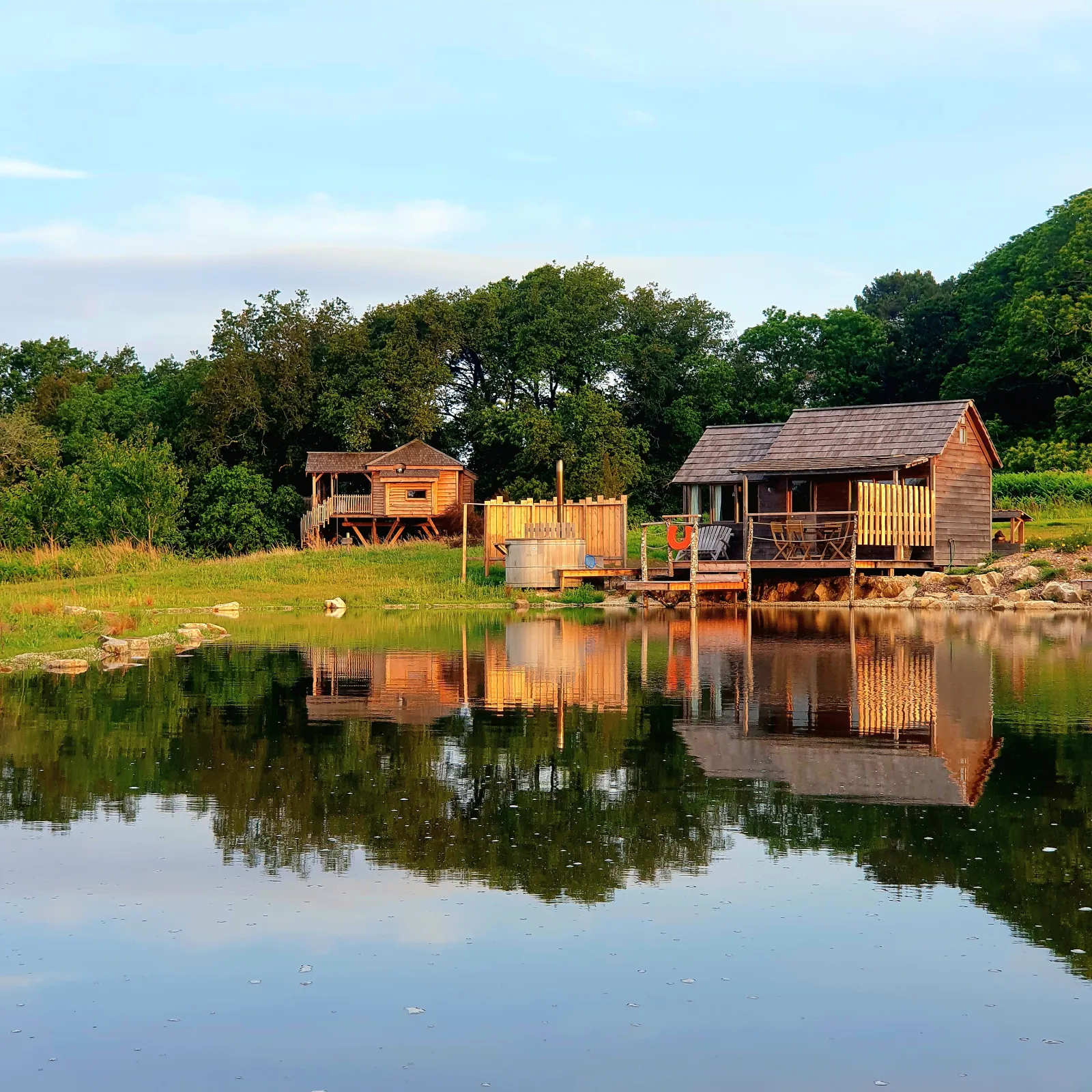 Cabane Spa sur l'eau, cabane sur l'eau à Ploemel