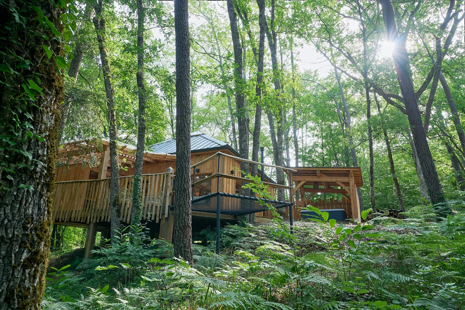 Cabane Tchanquée, cabane sur pilotis à Lamothe-Fénelon
