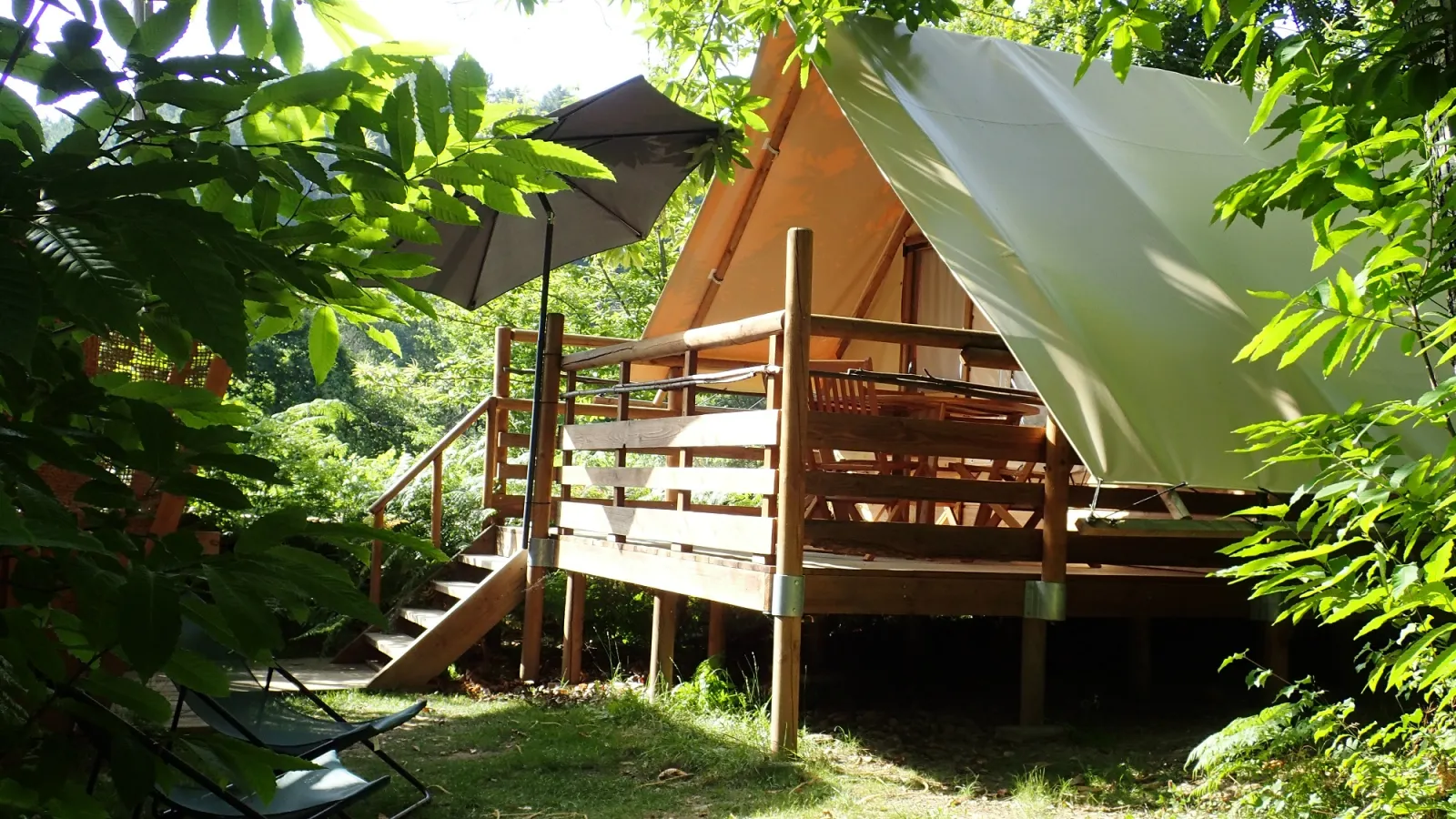 Cabane toilée sur pilotis, cabane sur pilotis à Gravières