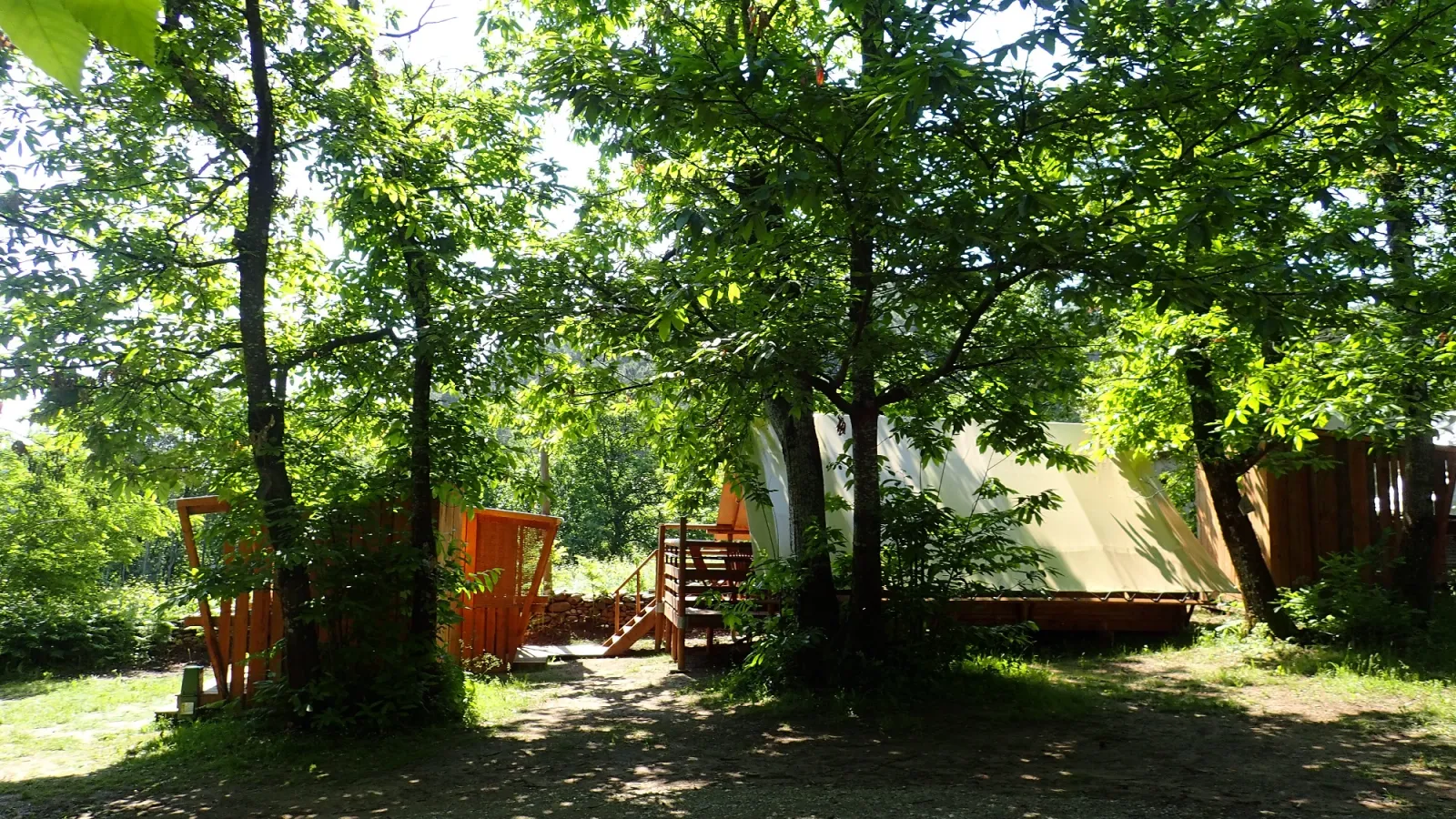 Cabane toilée sur pilotis à Gravières, photo 2