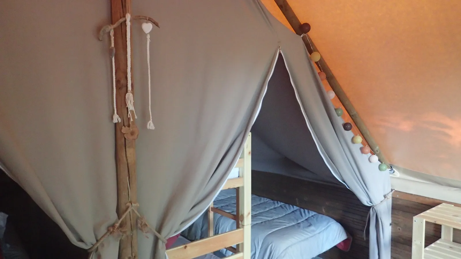 Cabane toilée sur pilotis à Gravières, photo 4