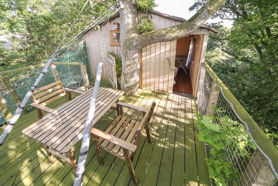 Cabane Tour, cabane dans les arbres à Hénanbihen