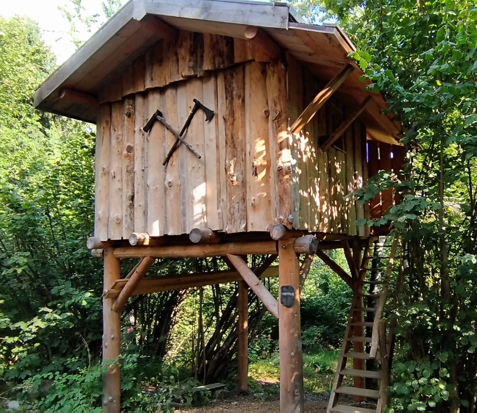 Cabane Trappeur, cabane sur pilotis à Passy
