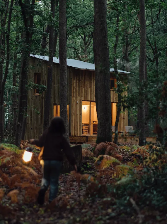 Cabane Tribu, cabane sur pilotis à La Couture-Boussey