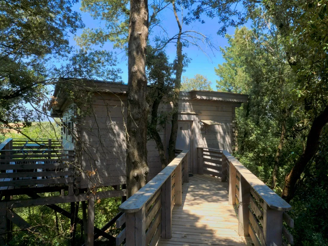 Cabane Tribu, cabane sur pilotis à Villalier