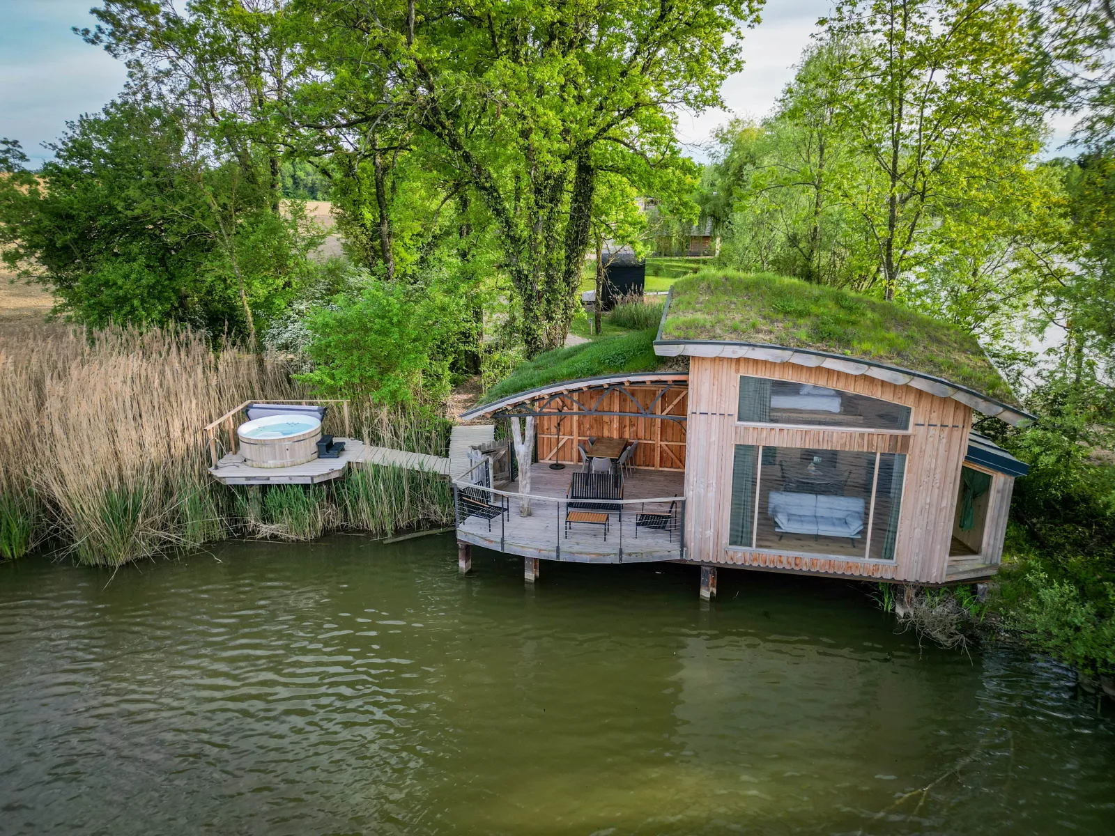 Cabane Végétale, cabane sur l'eau à Bâgé-Dommartin