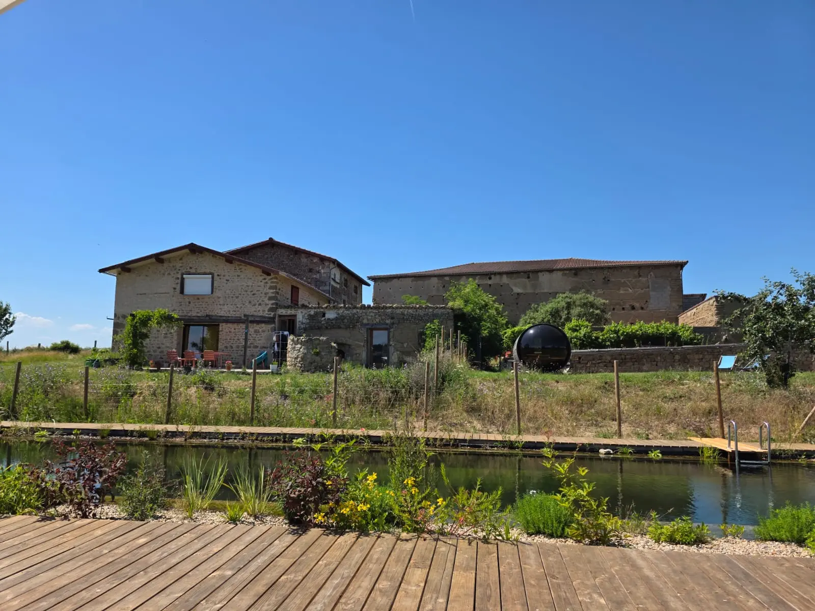 Cabanes du Coq en Pat, cabane au sol à Augerolles