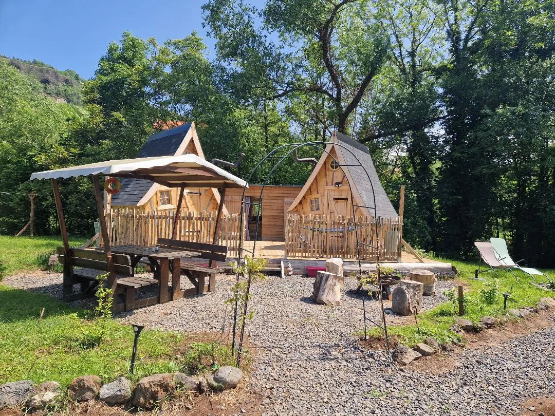 Cabanes féeriques Family du Cheix, cabane au sol à Saint-Diéry