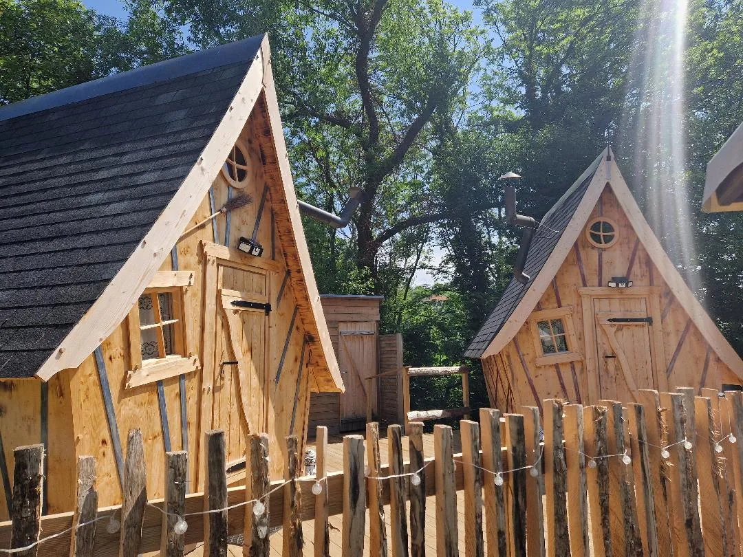 Cabanes féeriques Family du Cheix à Saint-Diéry, photo 2