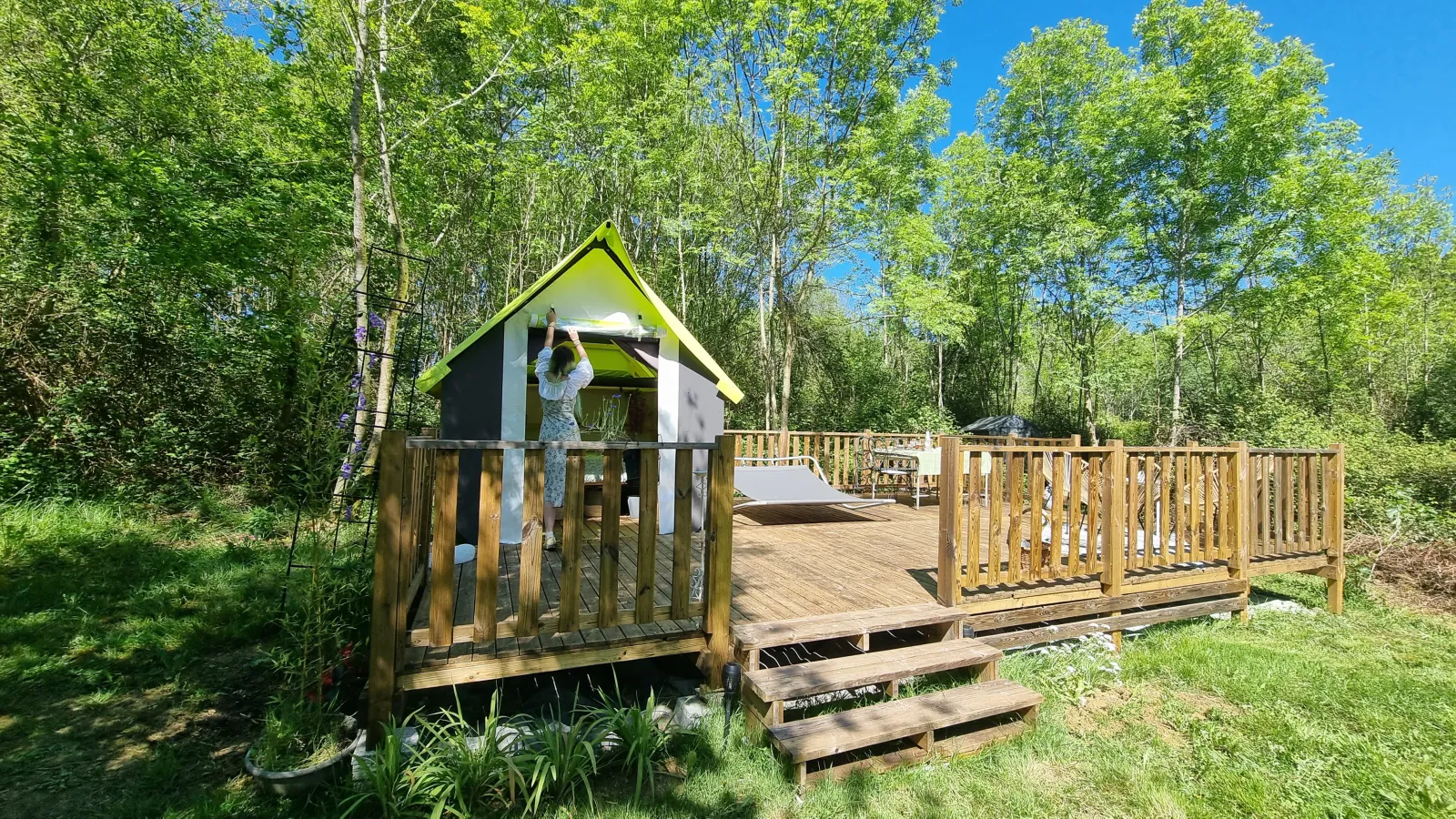 Cachette d'Ambre, cabane au sol à Montagut