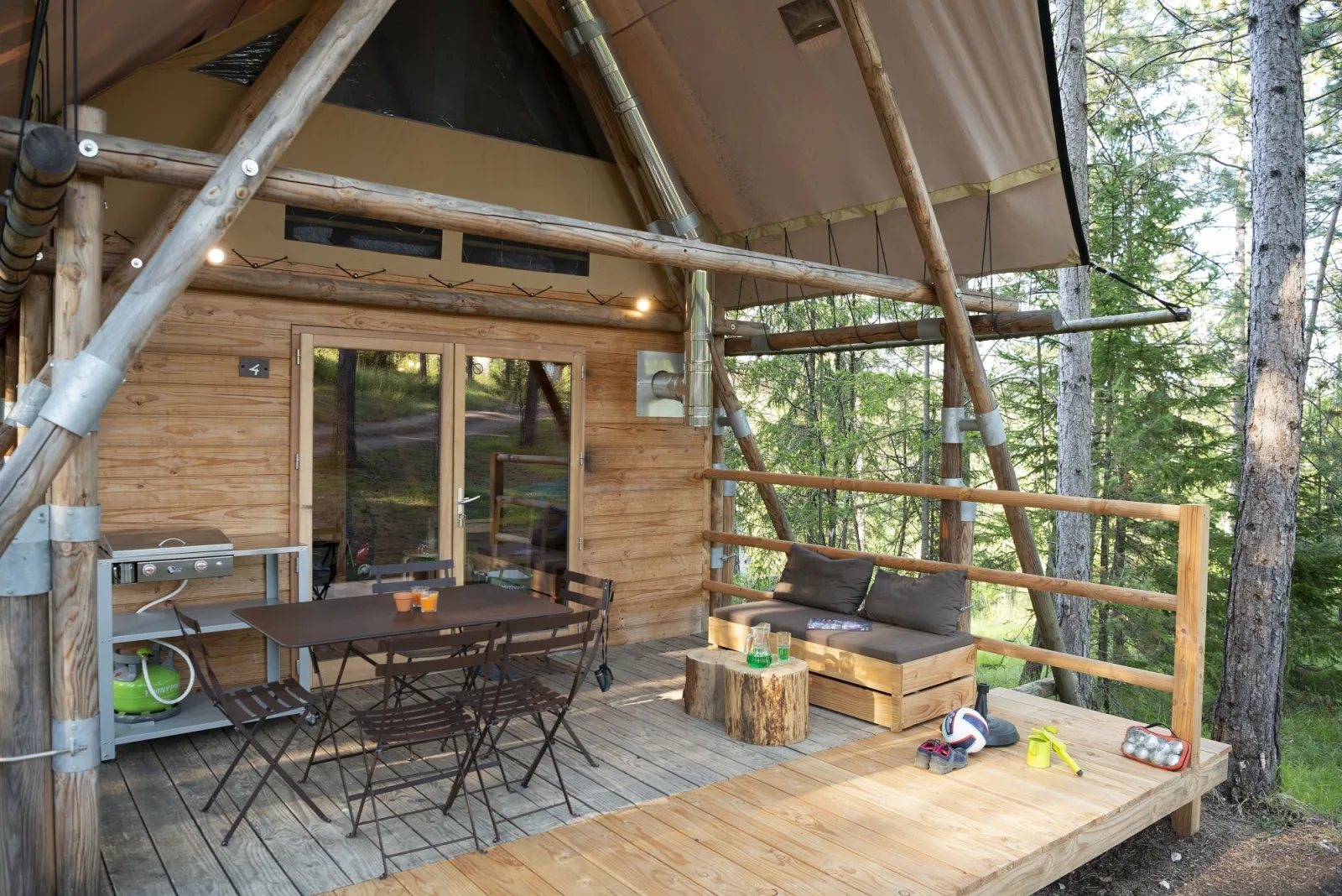 Cahutte Sud Ardèche, cabane au sol à Vagnas