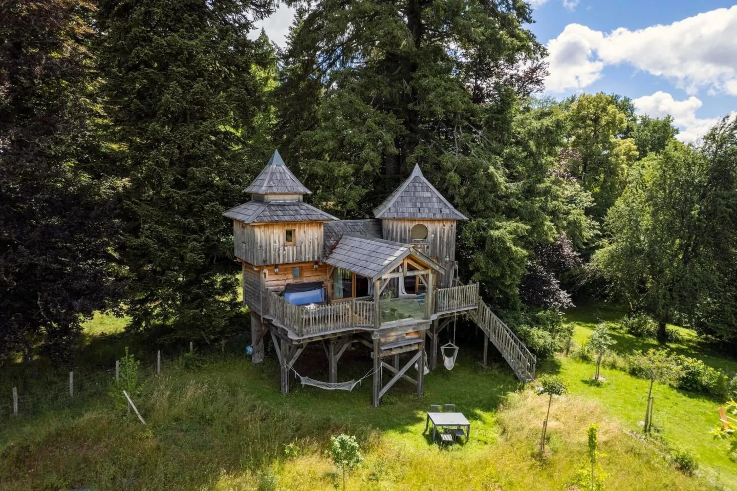 Castél de l'Arbre, cabane dans les arbres à Chavanat