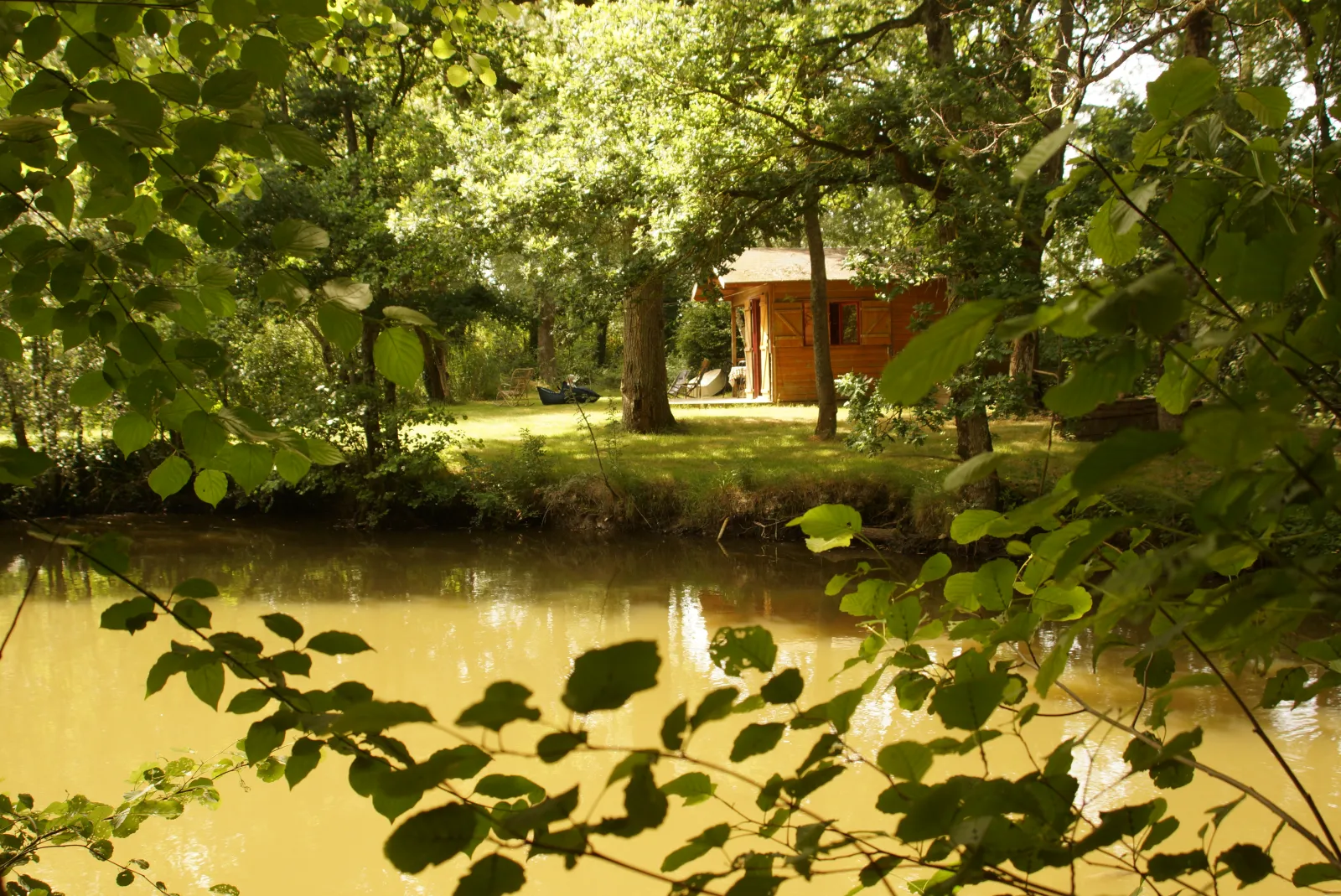 Chalet de l'étang, cabane au sol à Saint-Lumine-de-Clisson