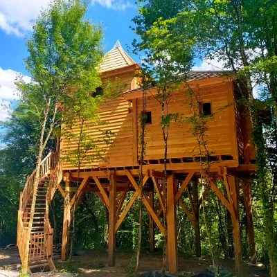 Château des Fées d'Illoud, cabane dans les arbres à Illoud