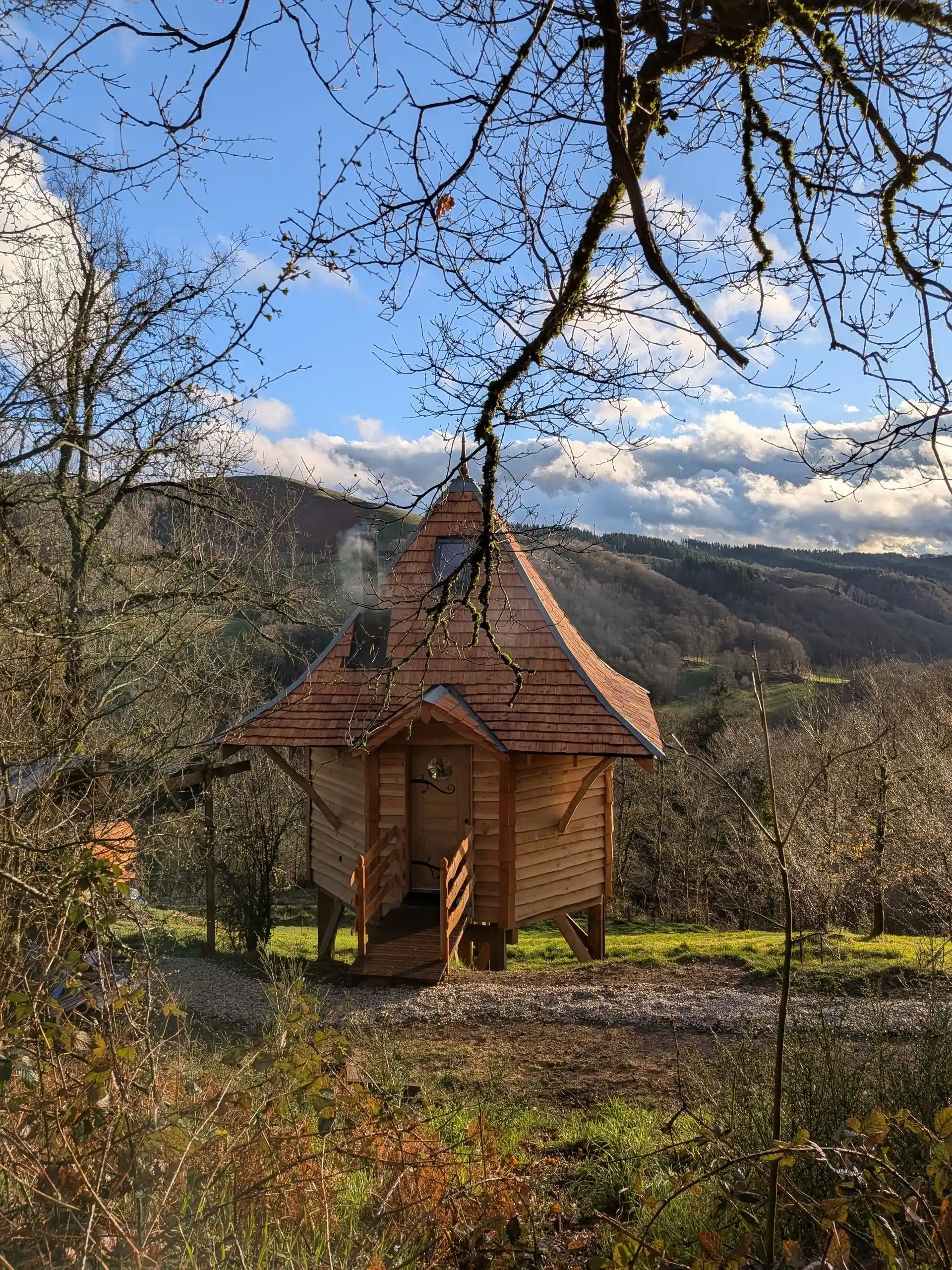 Clocheton des Fées, cabane sur pilotis à Girgols