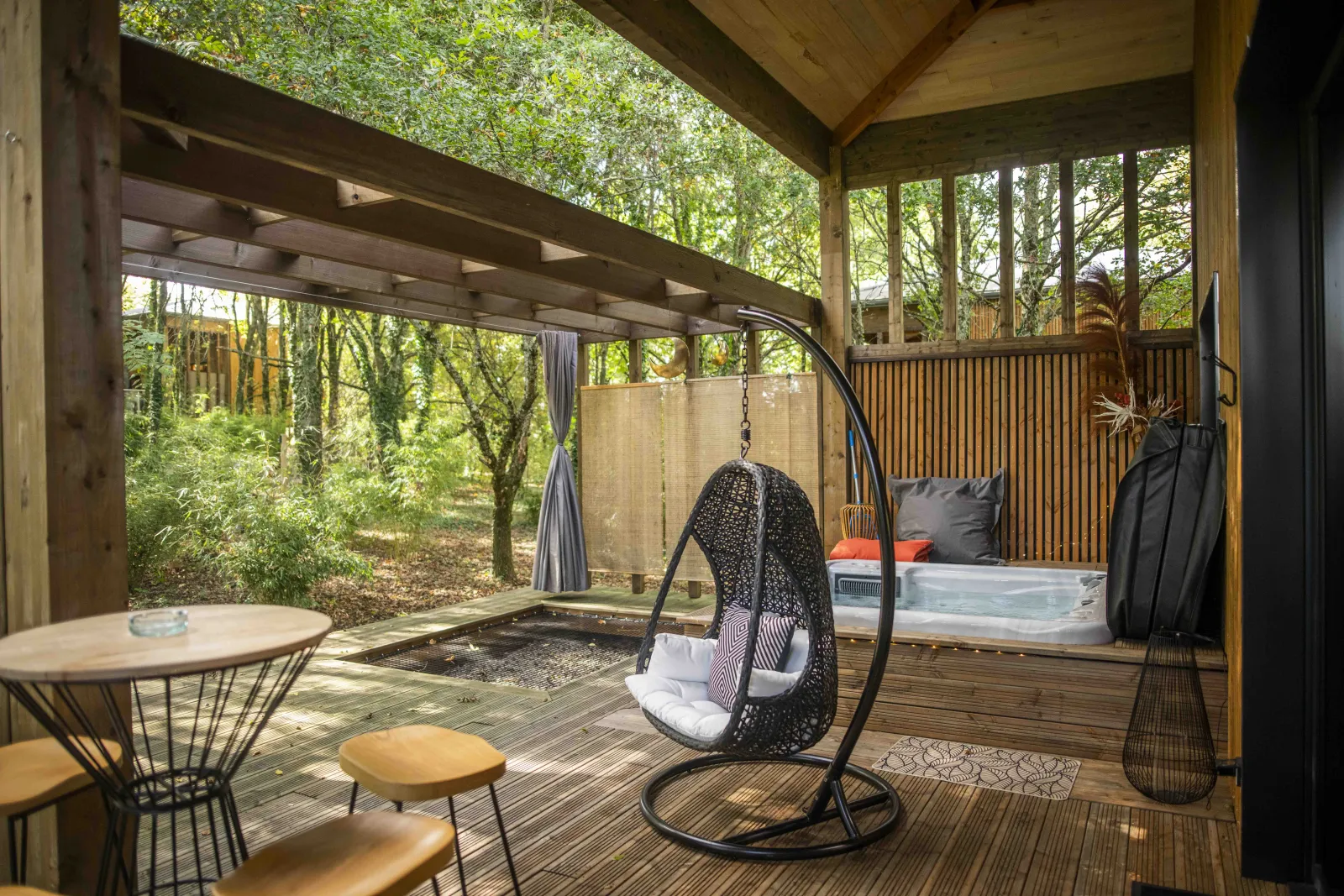 Cocoon Atlas, cabane sur pilotis à Naucelle