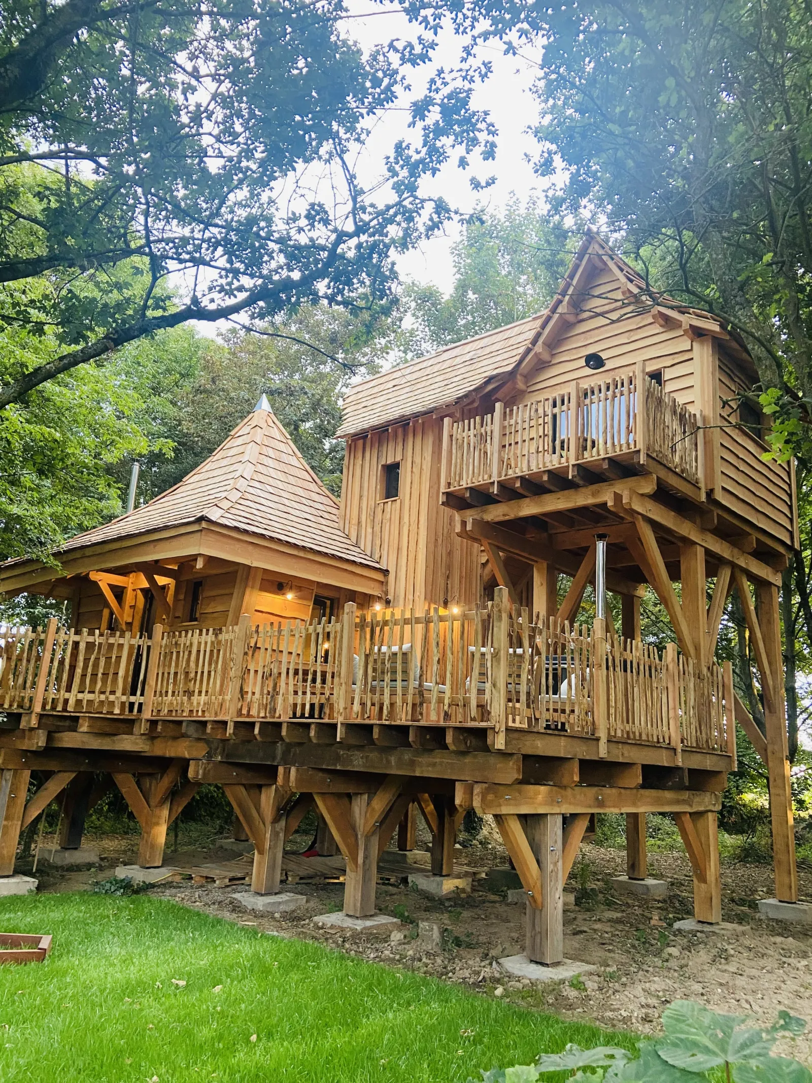 Écolodge La Belle Verte, cabane sur pilotis à Guerlédan
