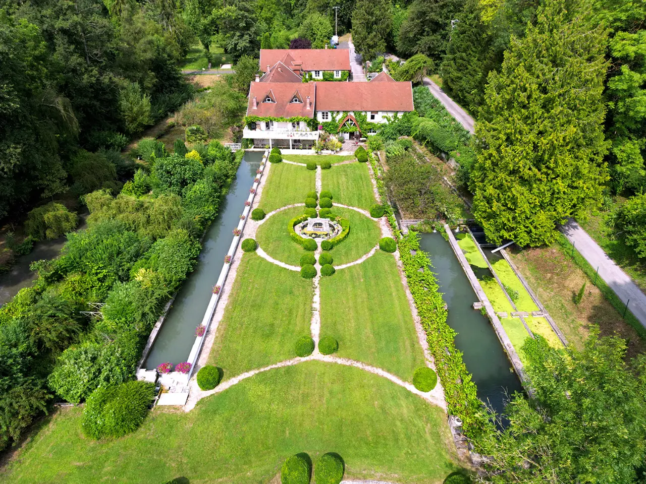 Écolodges flottants de Neuville, cabane sur l'eau à Sainte-Gemme
