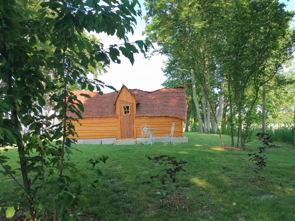 Grande Cabane de la Gare, cabane au sol à Esclavolles-Lurey