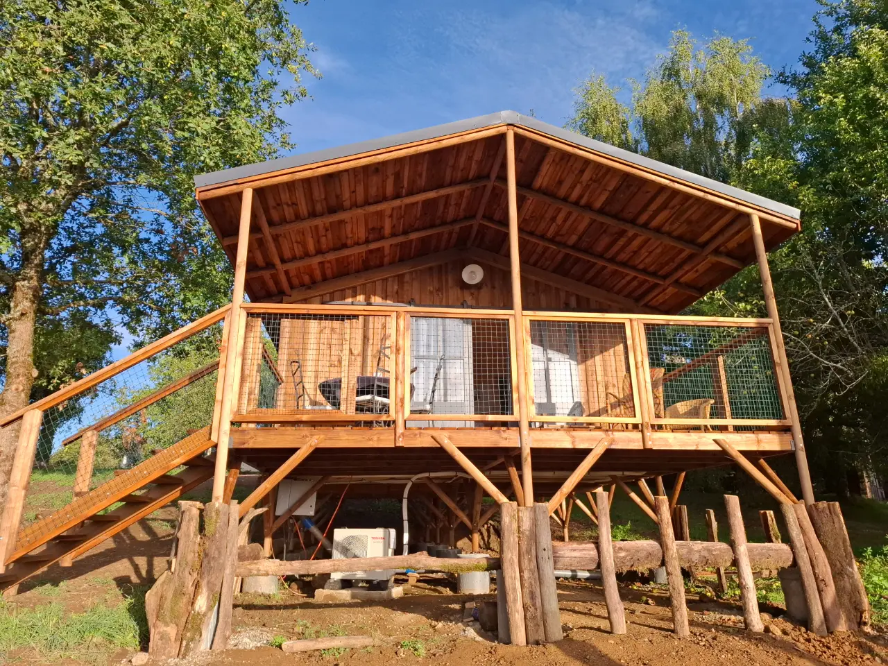 Grande cabane du Paradis, cabane sur pilotis à Sadroc