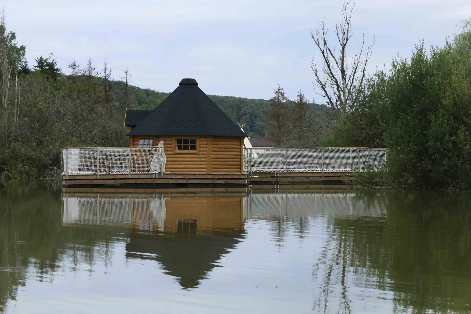 Kota Convivial, cabane sur l'eau à Givrauval