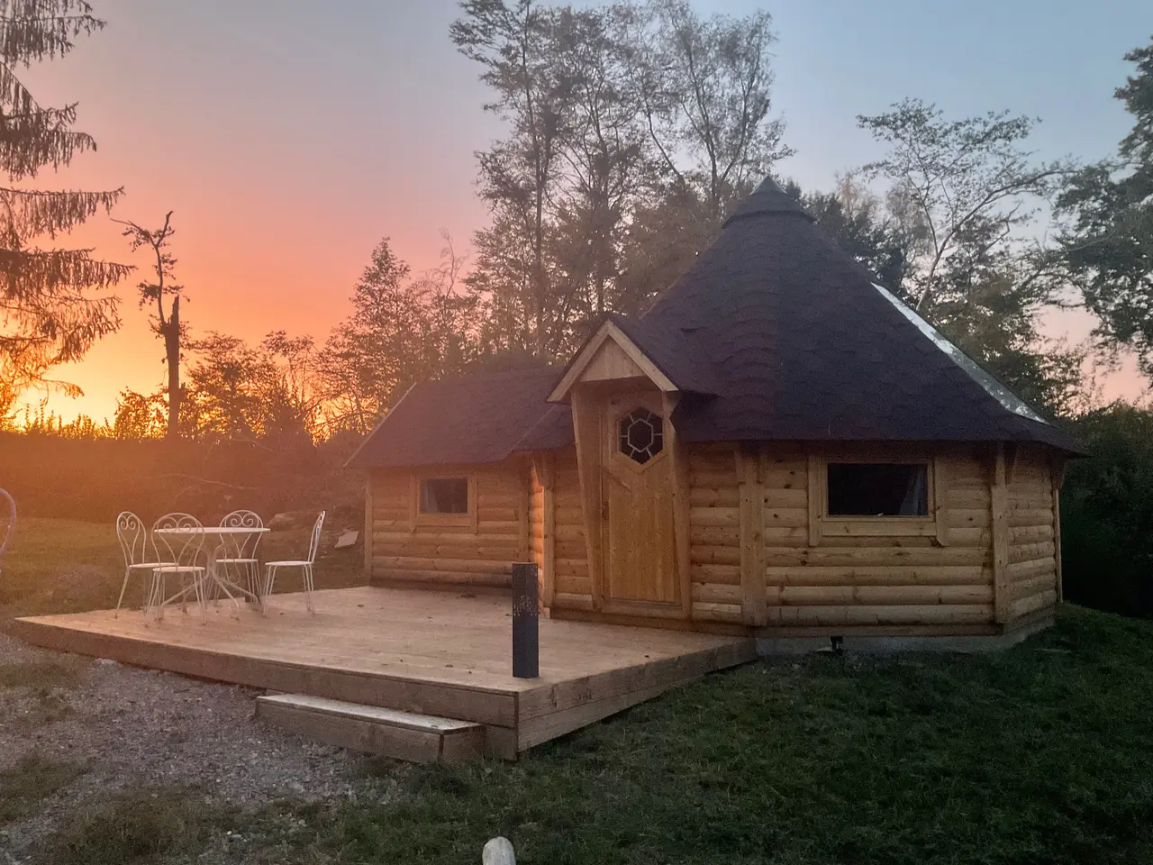 Kota gri'hôtes, cabane au sol à Fougerolles-Saint-Valbert