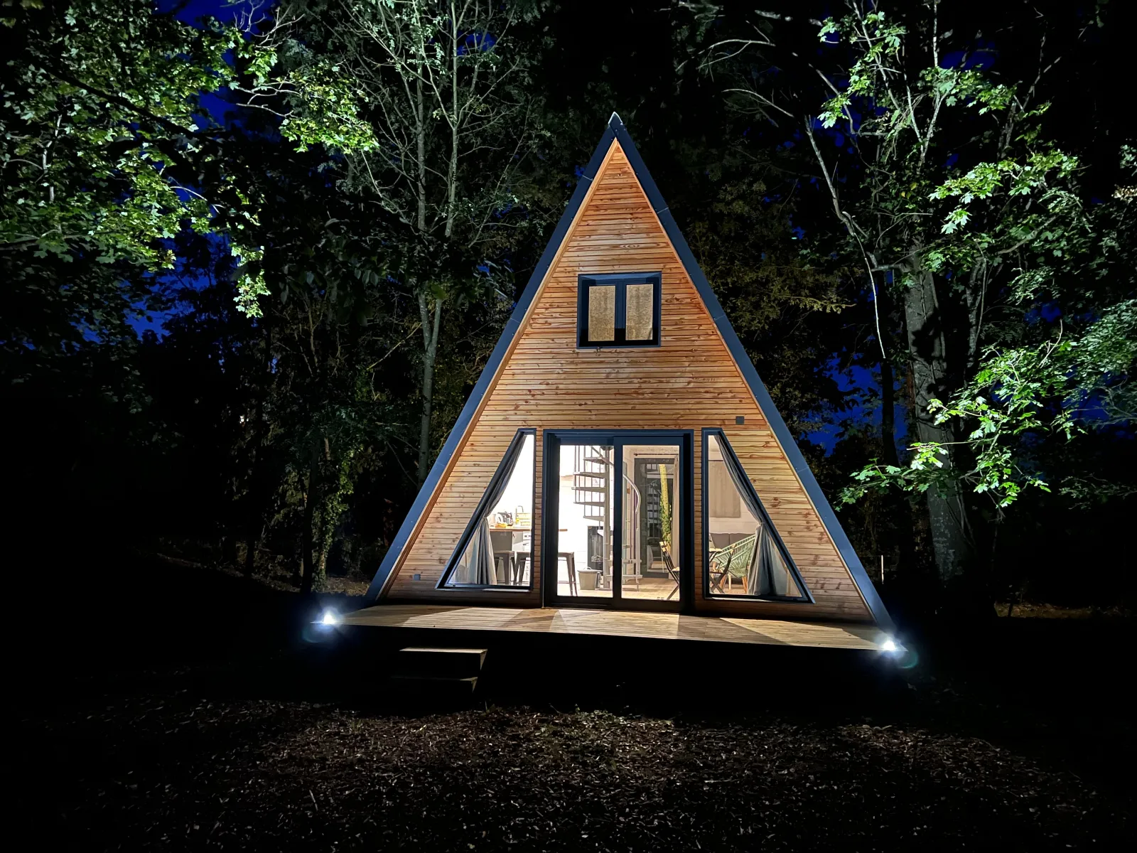 L'A-tipi-que, cabane de trappeur à Saint-Pierre-La-Noue