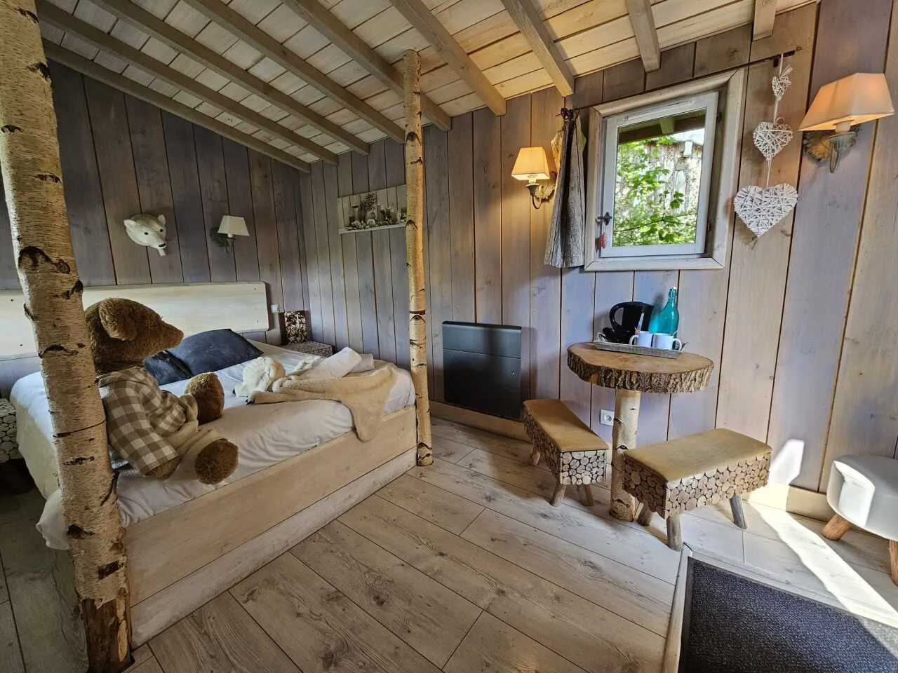 L'Ourson Blanc, cabane sur pilotis à Essuiles