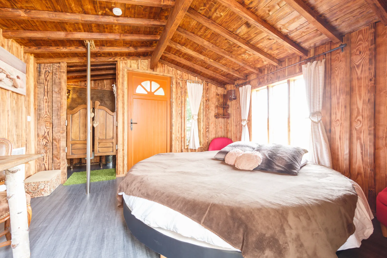 L'Ourson Love, cabane sur pilotis à Essuiles
