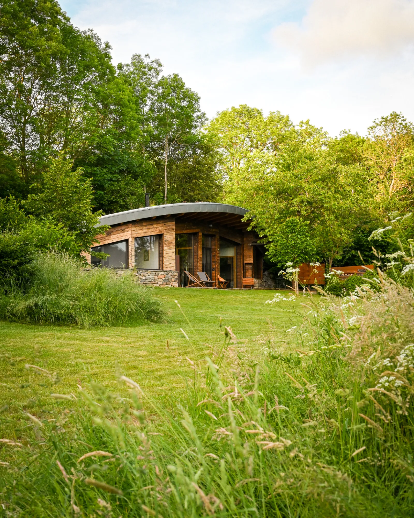 La Bulle de pierre, cabane au sol à Queyrières