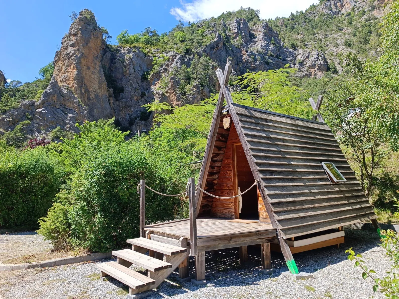 La Cabadienne, cabane au sol à Péone