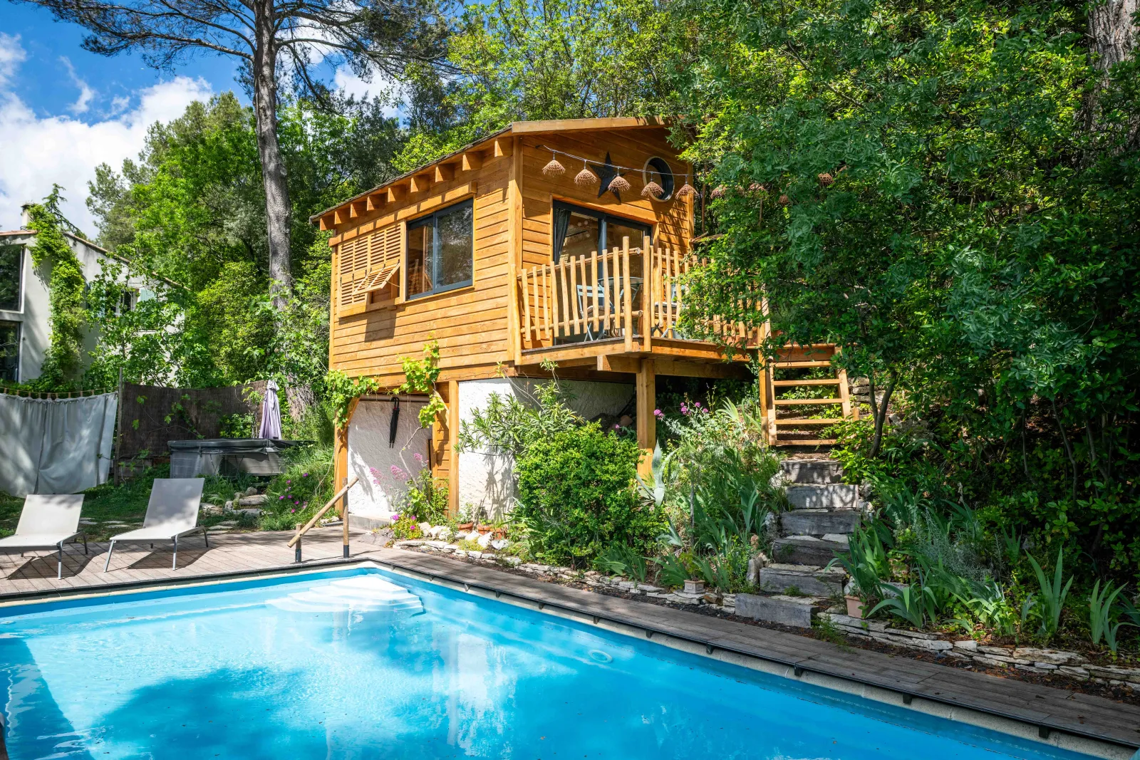 La Cabane Aixoise, cabane sur pilotis à Aix-en-Provence