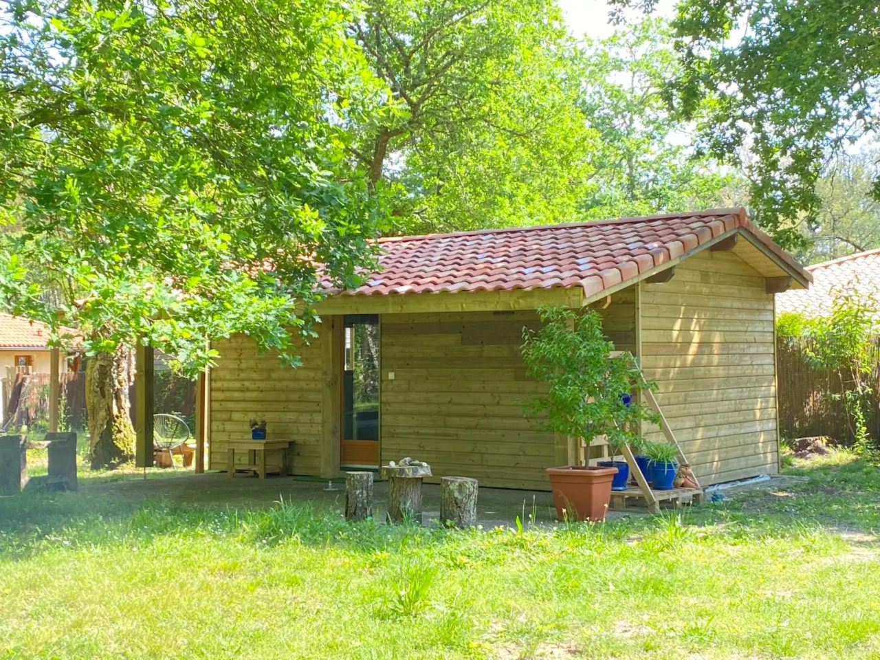 La Cabane d'Azur, cabane au sol à Azur