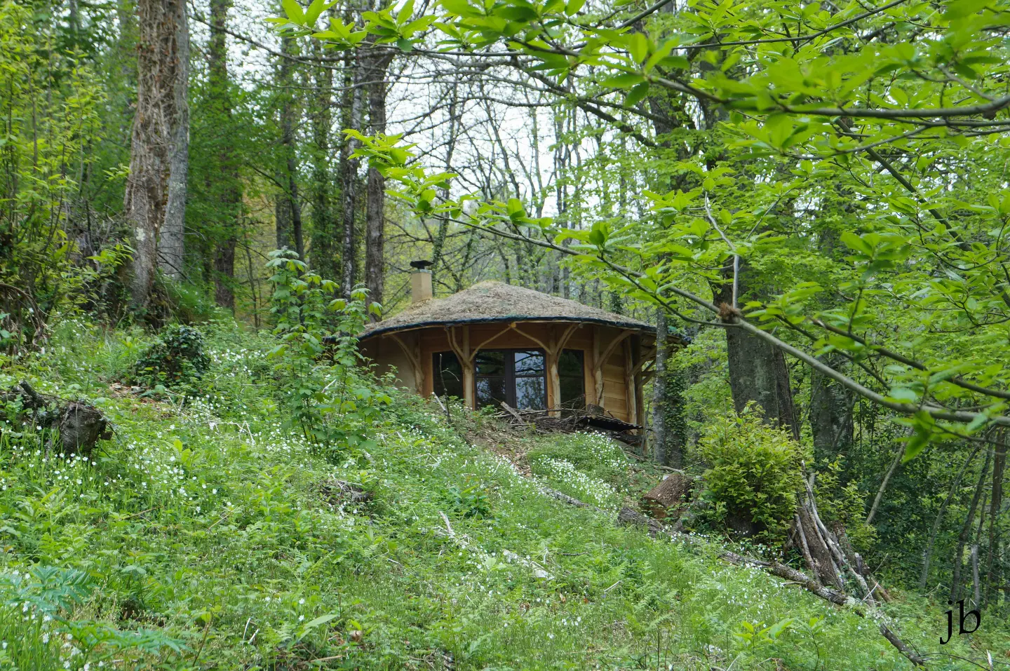 La cabane d'en bas, cabane au sol à Biert