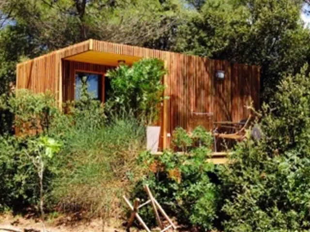 La Cabane dans la Pinède, cabane au sol à Saumane-de-Vaucluse